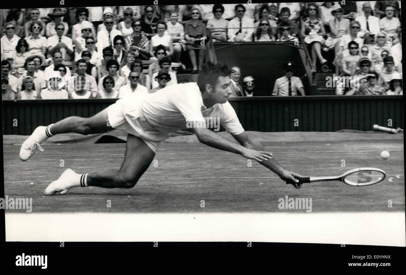 Juin 06, 1970 - Championnats de tennis de Wimbledon Roger Taylor GO Bat Rod Laver Aust : Roger Taylor le joueur de tennis britannique Banque D'Images