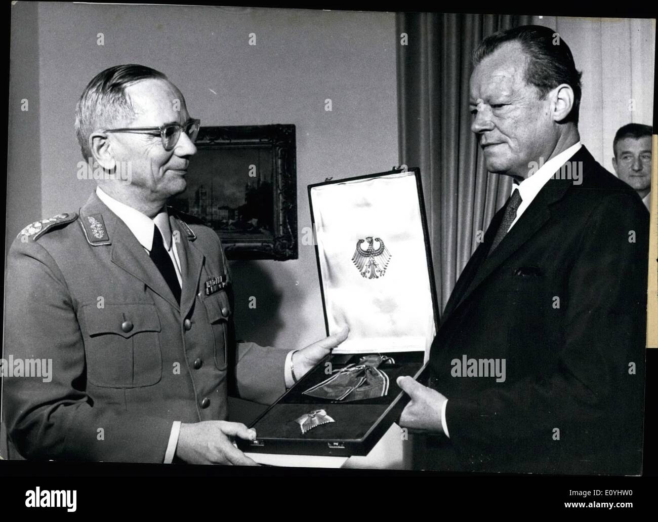 Juin 06, 1970 - La Distinguished Service Cross. : avec ruban et star de la RFA a été donné à la ''Premier'' de l'armée allemande, Inspecteur général, Ulrich de Maizière, chancelier Willy. Brandt (droite) qui ont ainsi honoré le plus haut classement soldat allemand a déclaré à cette occasion, que le général de Maiziers (gauche) a créé la base organisationnelle et personnelle de l'Allemand moderne des troupes et que son honneur a été l'un pour l'ensemble de l'armée allemande. Banque D'Images