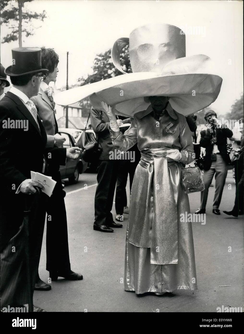 Juin 06, 1970 - La première journée de la réunion Royal Ascot Fashions du cours. Photo montre : Mme Gertrude Shilling qui est bien connu tous les jours pour porter un chapeau, sensationnel aujourd'hui arrivé à Ascot le port de cette tasse et soucoupe et cuillère création, dans l'or boiteux. Banque D'Images
