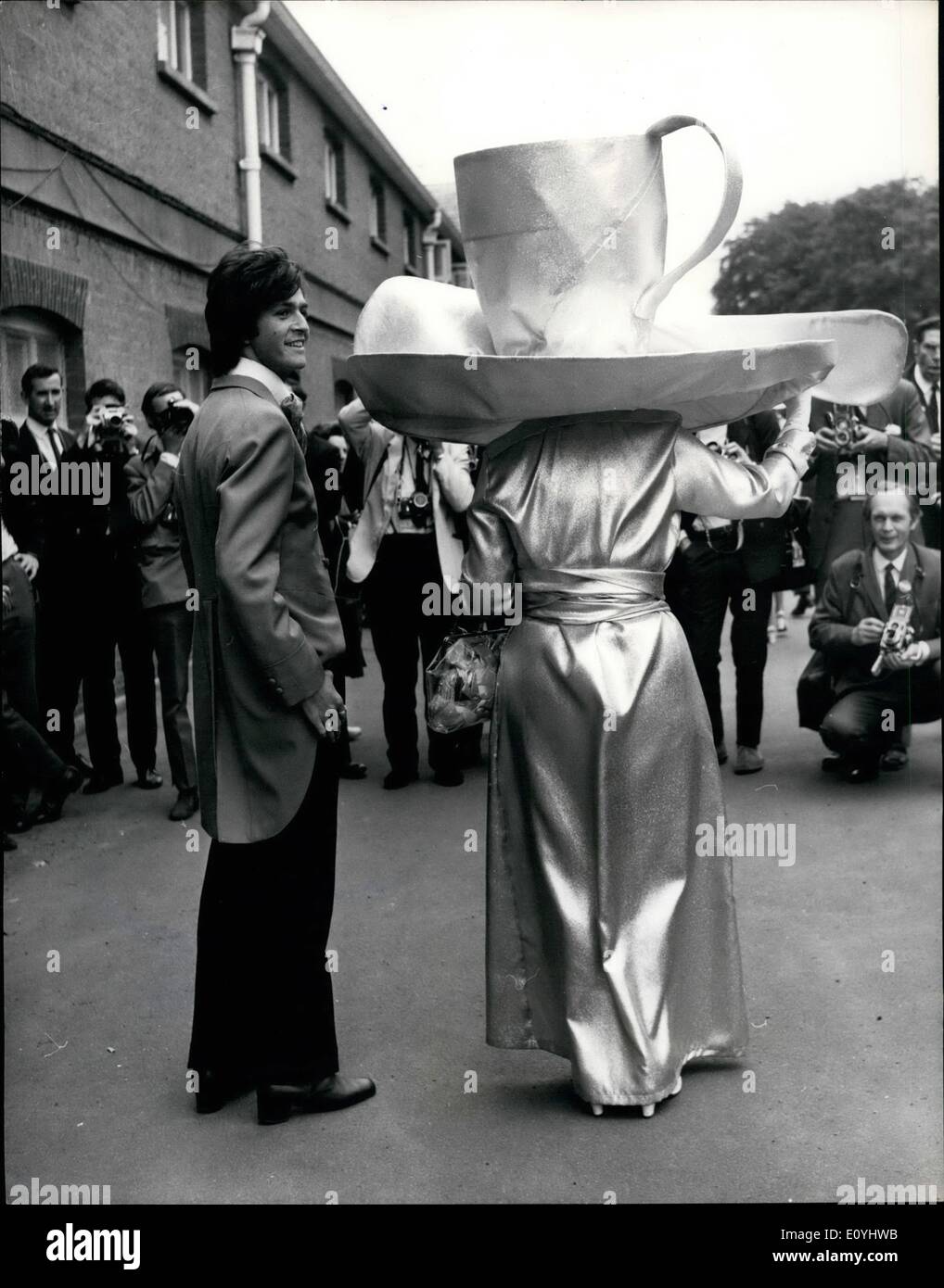 Juin 06, 1970 - La première journée de la réunion Royal Ascot Fashions du cours. Photo montre : Mme Gertrude Shilling qui est bien connu tous les ans pour porter des chapeaux, sensationnel aujourd'hui arrivé à Ascot le port de cette tasse et soucoupe et cuillère création, dans l'or boiteux. C'est ce qu'il ressemblait à de l'arrière. Banque D'Images
