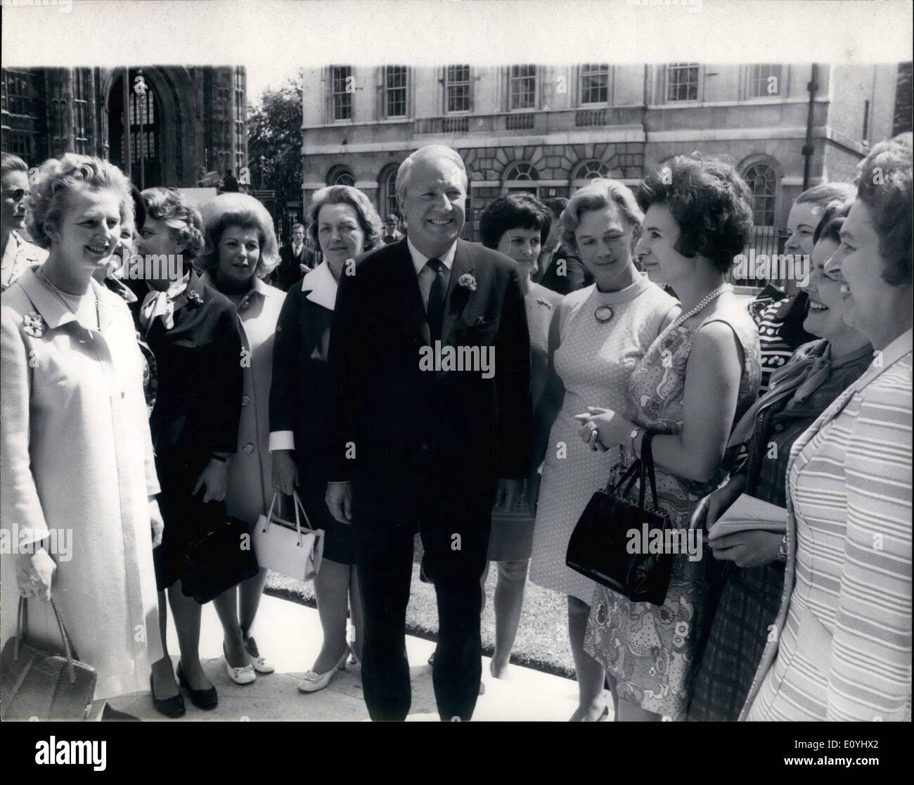 Juin 06, 1970 - Le Premier ministre rencontre les femmes du député conservateur : M. Edward Heath, le premier ministre, cet après-midi a rencontré 13 des femmes conservateur nouvellement élu député dans l'ancien Palais de Westminster, de cour. Photo montre M. Edward Heath, le Premier Ministre, sur la photo avec les femmes députés Banque D'Images