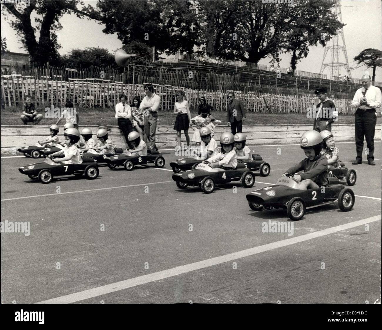 Juin 07, 1970 - Le Grand Prix Junior Rac''' La Race au Crystal Palace. : Britains's Les jeunes aspirants dirvers ont pris part aujourd'hui à l'ACFC ''Grand Prix Junior''. Les concurrents étaient à l'controlks de ''pedal-powered'' mini-voitures de course qu'ils ont fait un 75-yards dash sur une section du circuit de course automobile à Crystal Palace normalement utilisé par les pilotes de course les plus expérimentés Banque D'Images