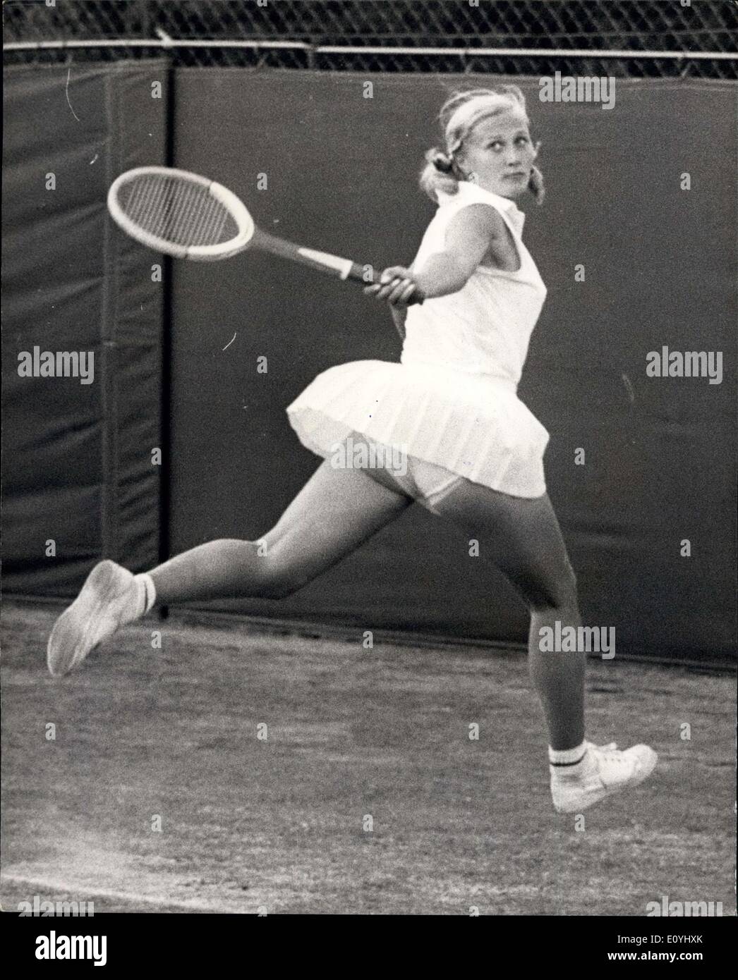 Juin 08, 1970 - Championnats de tennis sur gazon de Beckenham Kent dames célibataires. Eugrenia Izopaitis : Mlle, de l'URSS en action pendant son match contre Mlle VEronica Burton (G.B.) La jeune fille russe a remporté le la première fois qu'elle a joué sur une cour d'herbe. Banque D'Images