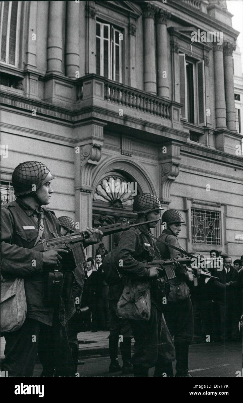 Juin 15, 1970 - ''(illisible)'' de la junte militaire obligé de démissionner Ongania : Buenos Aires, le 09 juin : Hier a été président Ongania est dernier jour. Le conseil militaire de trois a terminé avec son gouvernement en aucune conformité avec sa politique. Le gouvernement et la maison, il y avait l'intérêt principal visible des milliers d'habitants qui ont suivi les événements. Chiefts trois de l'armée, la marine et les forces aériennes qui ont tenu d'Ongania sont le général Alexander P. Lanusse ; l'amiral et brig.général Carlos A. Rey Banque D'Images
