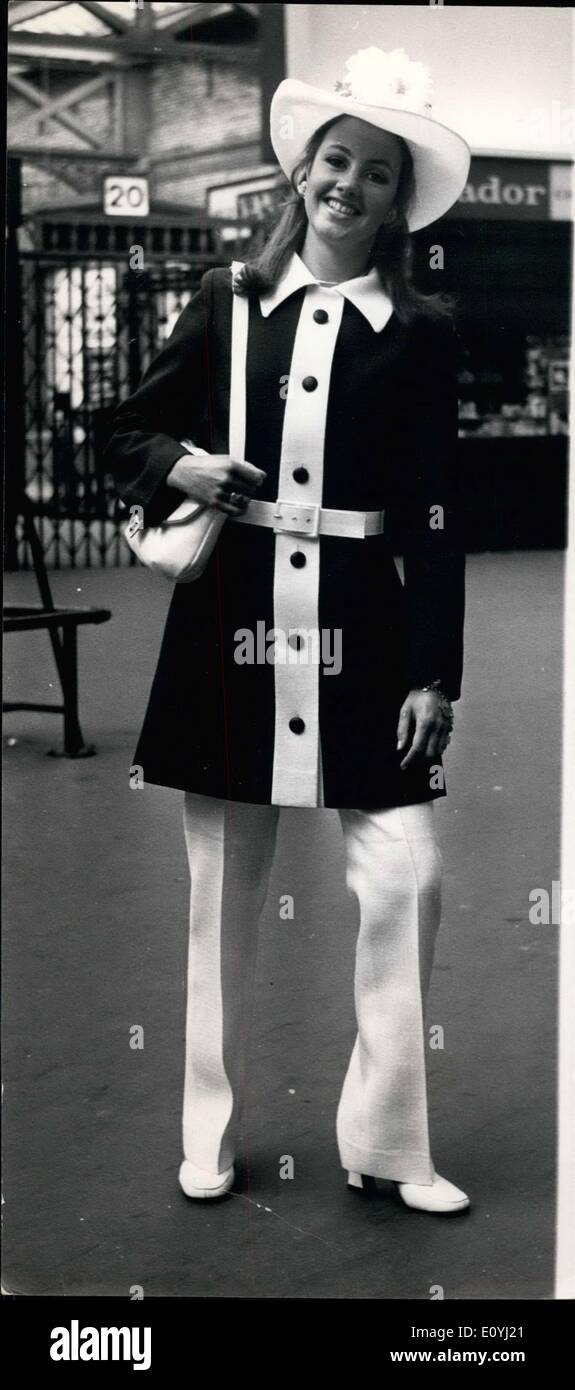 Jun. 16, 1970 Ascot - mode à Waterloo - le premier jour du Royal Ascot réunion : Photo montre Vivienne Smith, 22 ans, de Melbourne, en Australie, a porté cette marine-bleu et blanc , pantalon lorsqu'elle a quitté Waterloo pour Ascot aujourd'hui. Banque D'Images