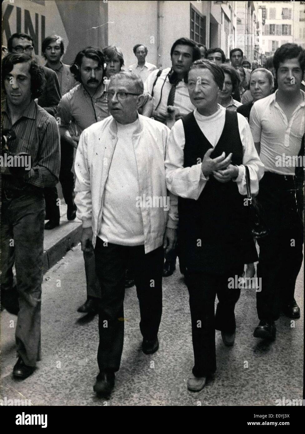 Juin 27, 1970 - Jean-Paul Sartre protestant contre la police Photo Stock -  Alamy