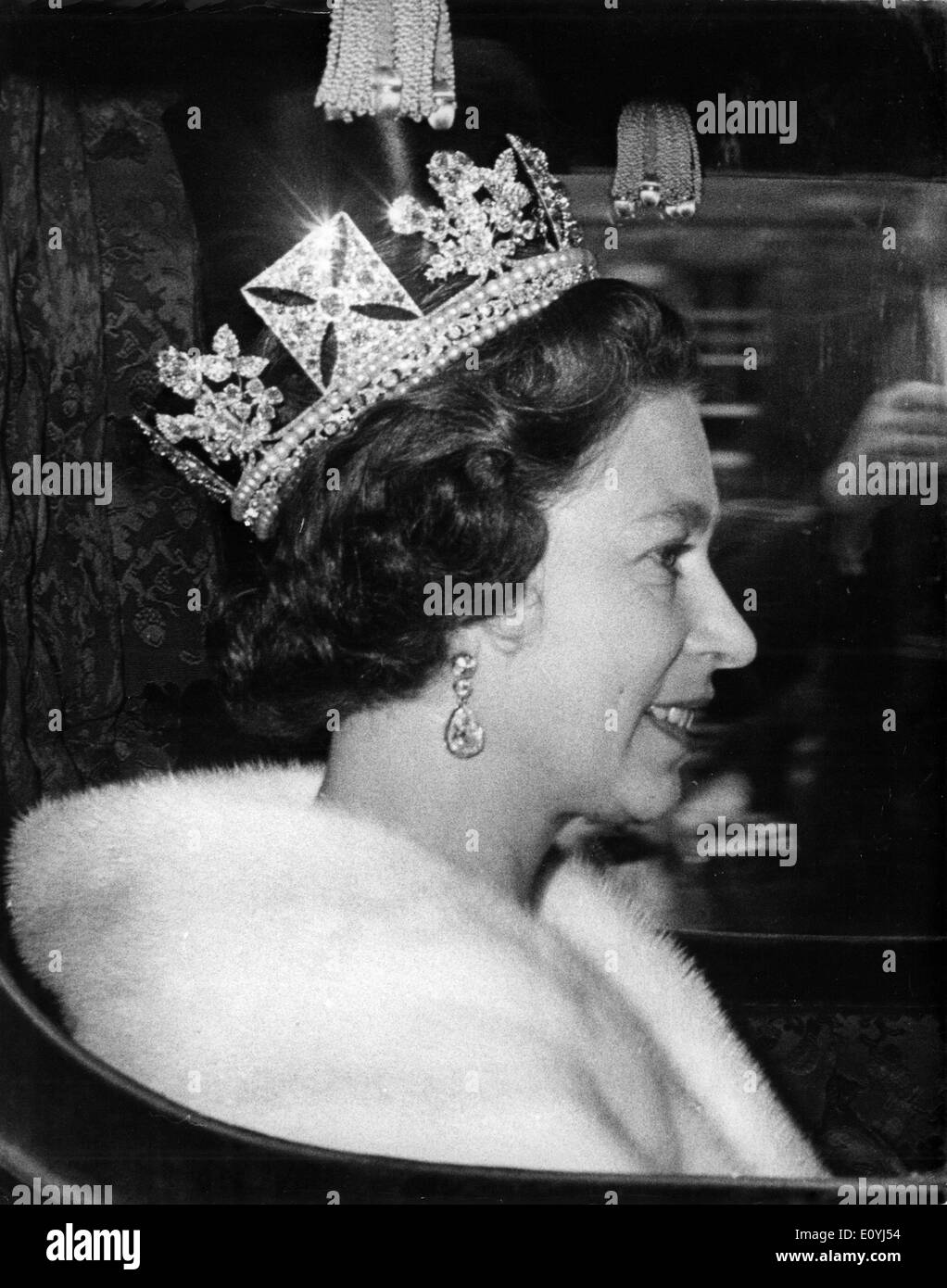 La reine Elizabeth II chefs à l'ouverture du parlement Banque D'Images