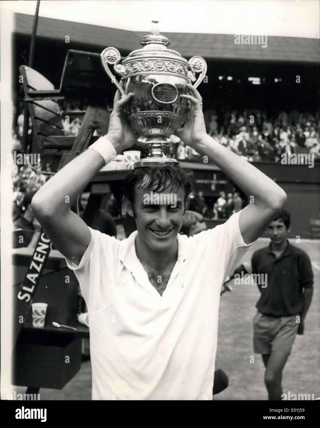 Juillet 04, 1970 - 1970 John Newcombe devient le champion du tournoi de Wimbledon : John Newcombe (Australie) est devenu le champion masculin quand il a défait ses collègues Ken Rosewall australienne en finale à Wimbledon aujourd'hui. Photo montre John Newcombe met le trophée sur la tête après la présentation par la princesse Margaret à Wimbledon aujourd'hui. Banque D'Images