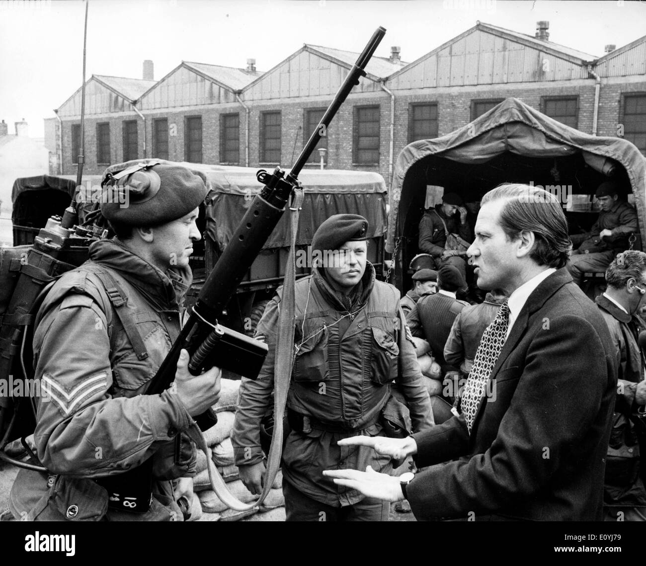 Jul 04, 1970 ; Belfast, Royaume-Uni ; un couvre-feu a été imposé par l'armée à Belfast après une nuit d'émeutes dans lesquelles au moins cinq personnes ont été tuées. La photo montre LORD BALNIEL Ministeer, d'État, de la défense, de parler à certains des troupes britanniques qui sont dans la région de Belfast Crumlin Road. Banque D'Images