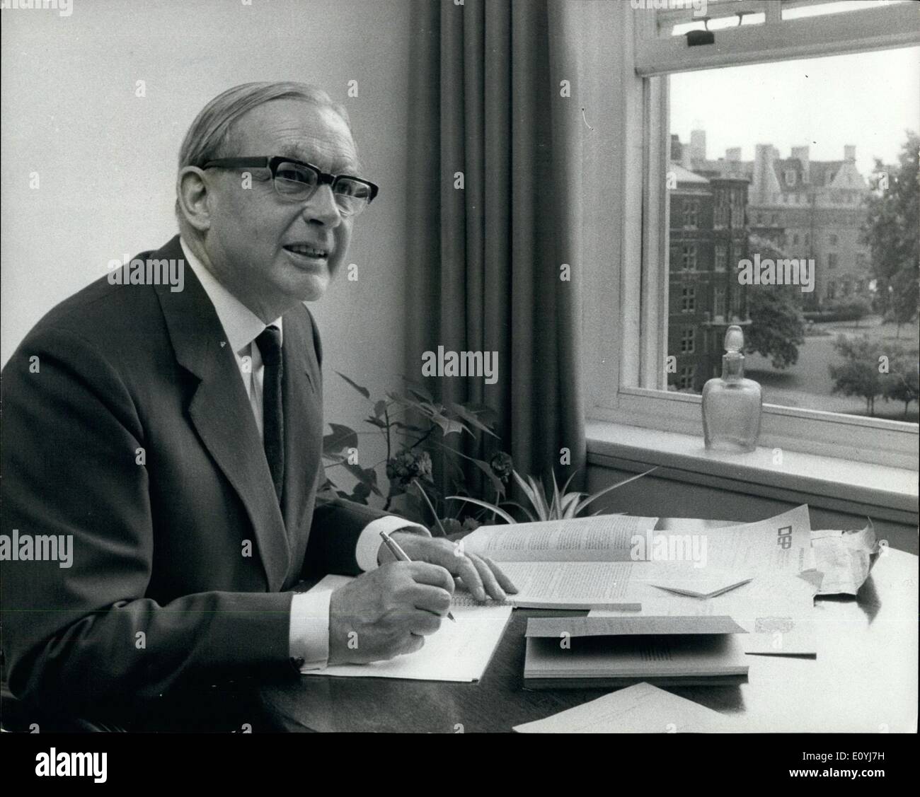 Juillet 07, 1970 - Docks Enquête Président êtres humains. Photo montre Lord Pearson, président de l'homme quatre-Cour indépendante d'enquête sur le dock grève, au travail dans son accueil dans le Temple d'hier. Il a annulé un week-end à voile Millepertuis hing avec sa famille en raison de l'urgence de produire rapidement un rapport intérimaire. Banque D'Images