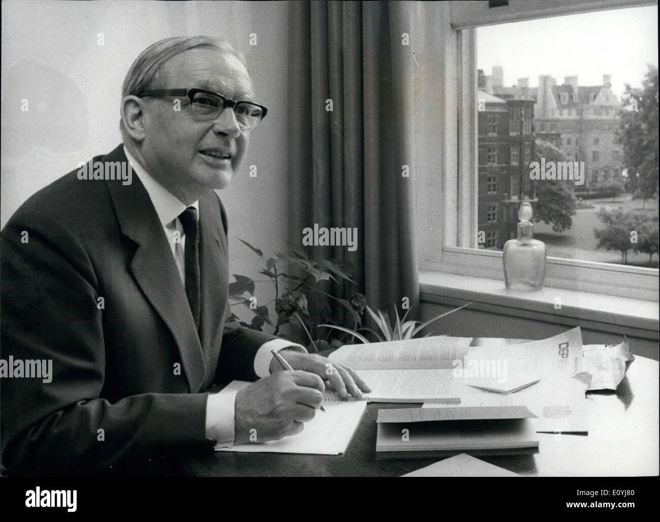 Juillet 07, 1970 - Docks Président enquête Travail êtres Photo montre Lord Pearson président du tribunal indépendant de quatre hommes d'enquête sur le dock grève, au travail dans son accueil dans le temple d'hier. Il a annulé un voile semaines au Worthing avec sa famille en raison de l'urgence de produire rapidement un rapport intérimaire. Banque D'Images