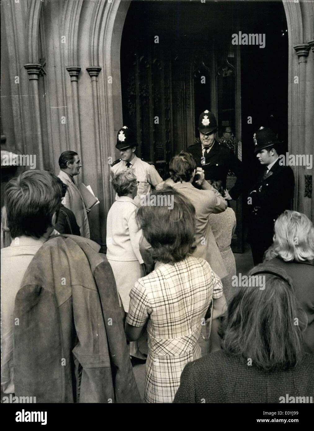 Juillet 07, 1970 - Gaz CS bombe dans les communes. : un homme se leva soudainement dans la galerie des étrangers de la Chambre des communes hier Banque D'Images