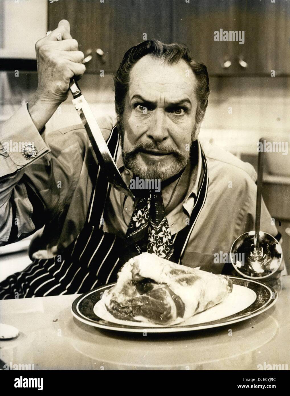 Juillet 07, 1970 - Vincent Price à la Star en cuisine pour Thames Television Series : Vincent Price, star du cinéma d'horreur ''king'' du cinéma américain, est à Londres pour une semaine à l'étoile dans sa propre série de télévision cuisine pour Thames. Price, qui a réalisé plus de 80 films, est également un célèbre chef cuisinier amateur et connaisseur de la bonne nourriture. Il a écrit plusieurs livres sur le sujet mais c'est la première fois qu'il a joué dans une série de cuisine. La série ''Price-Wise Cuisine'', aura une saveur internationale, avec des plats du monde, recueillis par M. et Mme Prix sur leurs voyages Banque D'Images