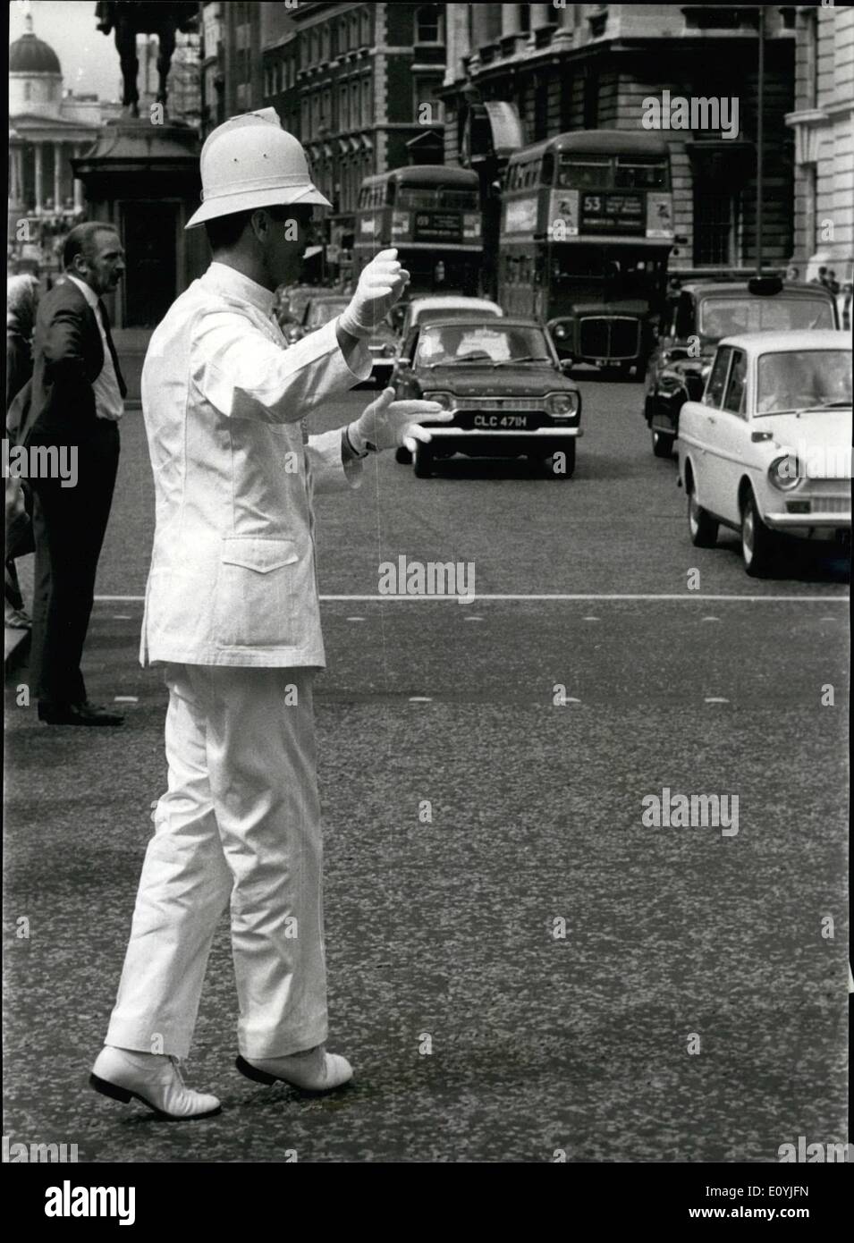 Juillet 07, 1970 - La danse yougoslave policier à Londres. Dans le cadre de la British European Airways Fly, un programme est policier yougoslave est sur une visite de courtoisie à Londres. Il est l'un des principaux danseurs masculins dans la compagnie de ballet de Belgrade. L'article 6ft. 6 Dans dans son uniforme de cérémonie (complet avec l'axe casque), cet après-midi il s'est rendu compte qu'une ambition pour diriger la circulation de Londres en ballet classique de style. Il est 34 ans Jovan Bulj, par Belgrade et en service à la maison, il l'amuse les automobilistes et les piétons avec son mouvement de ballet. Photo Keystone montre : Jovan Bulj en action hier à Londres. Banque D'Images