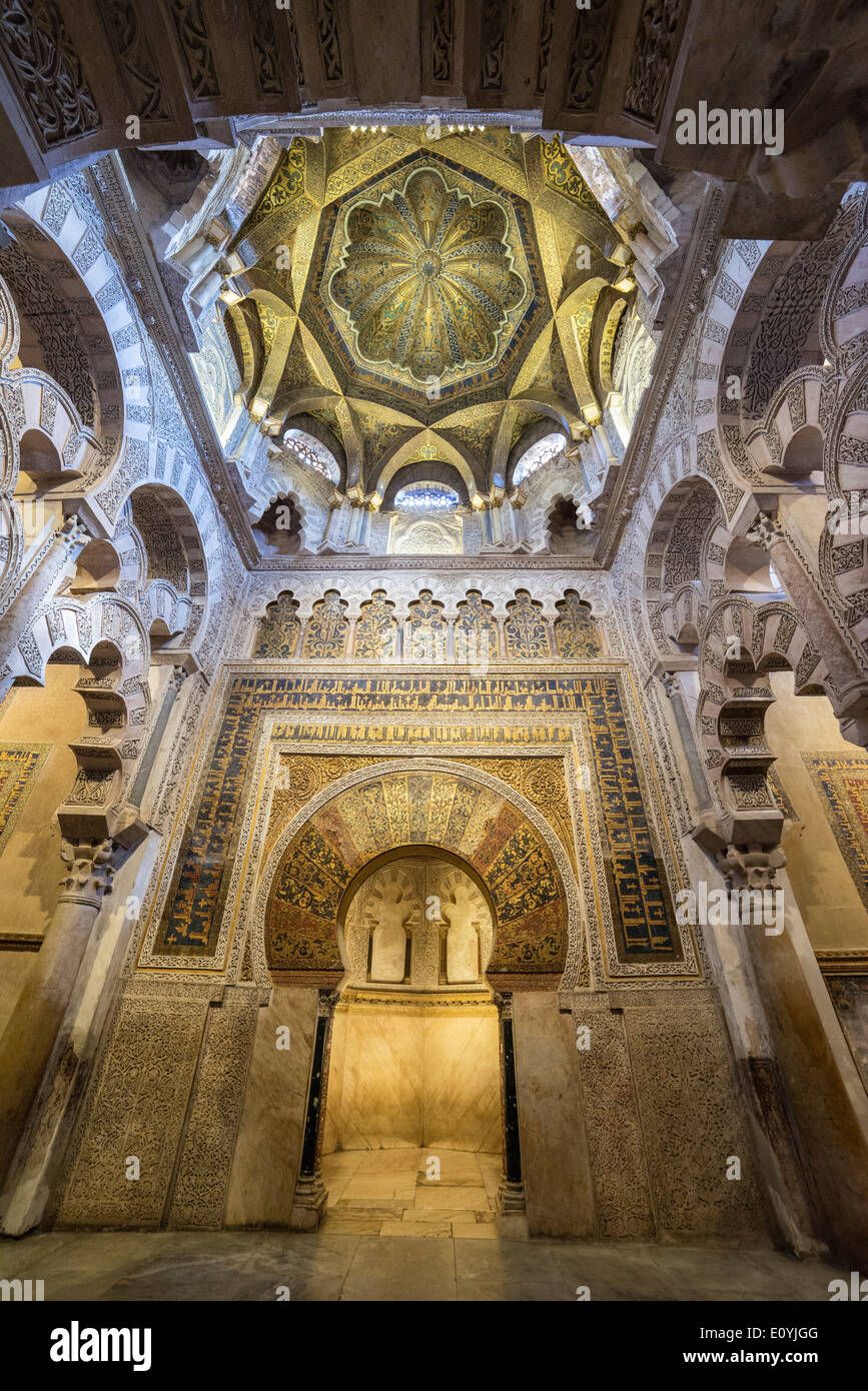 Le dôme au-dessus du mihrab avec ses stucs sculptés et décoration en mosaïque. Grande Mosquée, de la Mezquita, dans la région de Cordoba, Espagne Banque D'Images