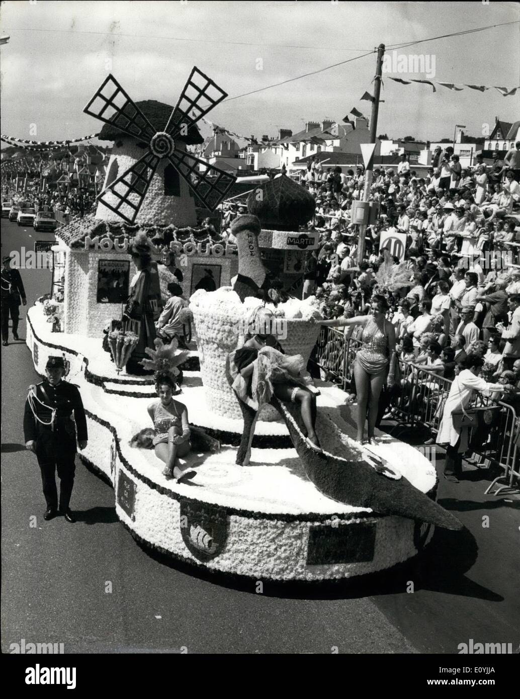 Juillet 07, 1970 - Bataille de fleurs Jersey 1970 : Photo montre : Un des flotteurs à la parade est appelée ''Spring Time à Paris'' entré par paroisse de Grenville, France. Banque D'Images