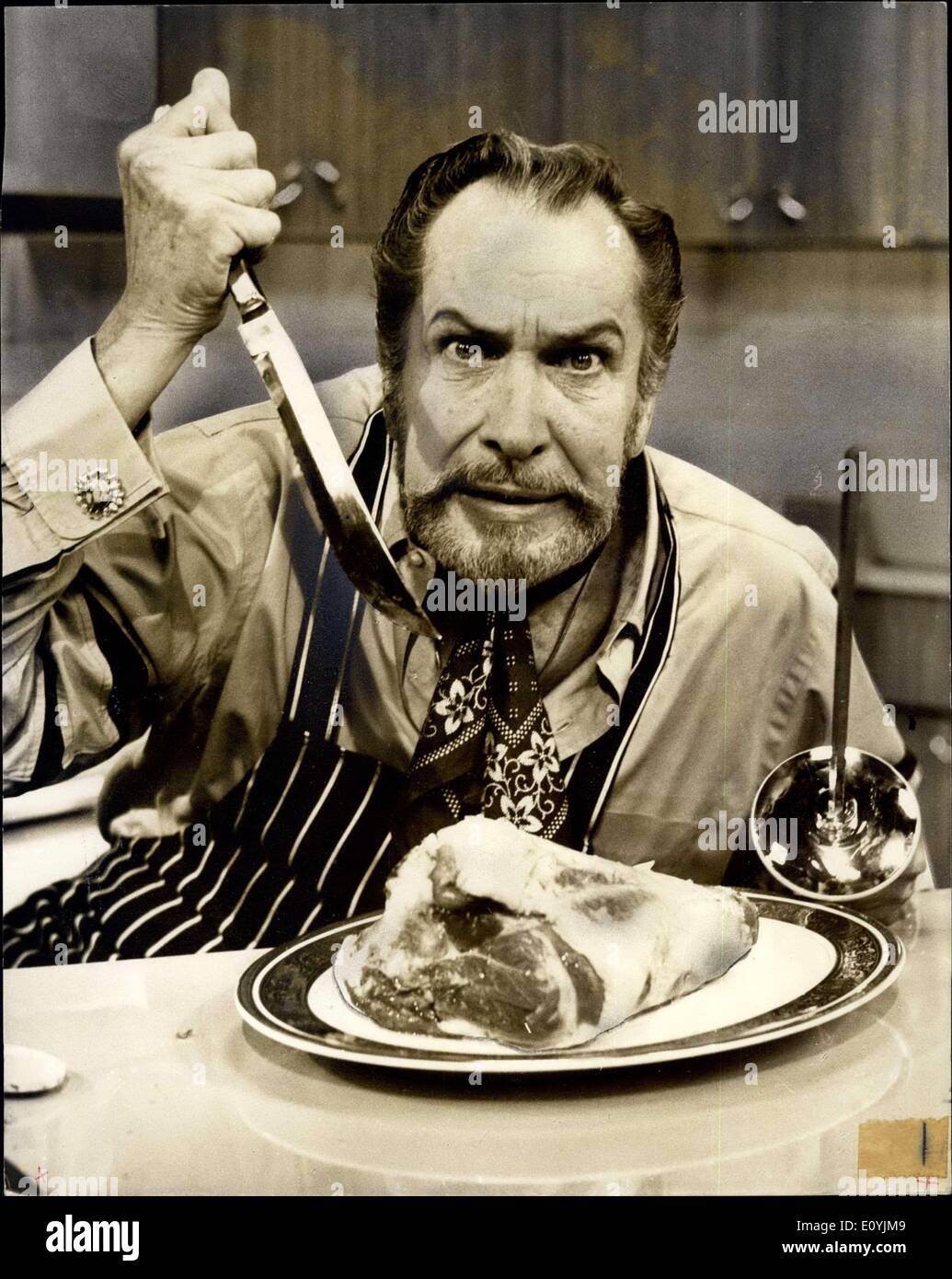 Juillet 13, 1970 - Vincent Price à la star en cuisine série bof thanes television : Film star Vincent Price, ''King'' d'horreur du cinéma américain, est à Londres pour une semaine à l'étoile dans sa propre série de télévision cuisine pour Thames. Price, qui a réalisé plus de 80 films, est également un célèbre chef cuisinier amateur et connaisseur de la bonne nourriture. Il a écrit plusieurs livres sur le sujet mais c'est la première fois qu'il a joué dans une série de cuisine. La série est prévue pour la transmission de la nouvelle année Banque D'Images
