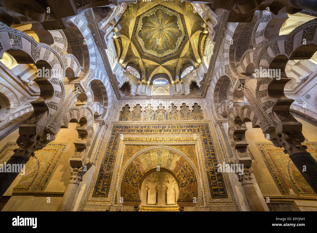 Le dôme au-dessus du mihrab avec ses stucs sculptés et décoration en mosaïque. Grande Mosquée, de la Mezquita, dans la région de Cordoba, Espagne Banque D'Images