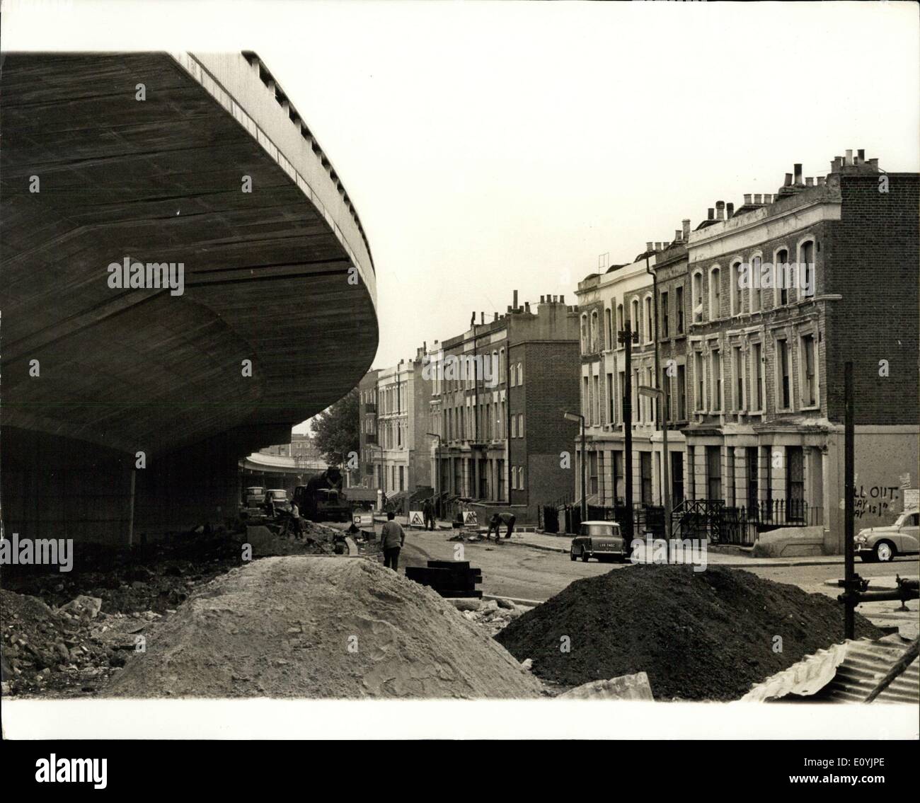 Juillet 16, 1970 - GLC à acheter des maisons touchées par l'autoroute ''fléau''. : Greater London Council est de dépenser 30 millions d'autoroute surélevée de l'Avenue de l'Ouest dans l'extension au nord de Kensington. Le Conseil paiera la valeur totale du marché pour les propriétaires, et si nécessaire avec l'aide de prêts hypothécaires pour permettre aux propriétaires-occupants pour acheter de nouvelles maisons. Mais la plupart des 400 personnes d'être relogés sont locataires. La photo montre une partie de la ''42'' dans la chambre assombrie pour 30 millions de prolongement de l'Avenue de l'Ouest, et de la plus longue autoroute surélevée de la Grande-Bretagne, d'être ouvert officiellement le 28 juillet. Banque D'Images