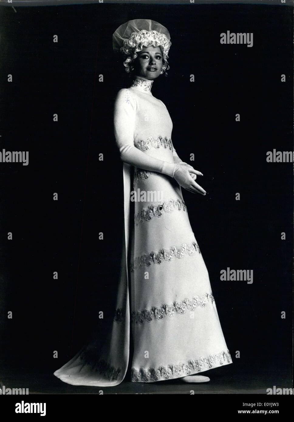 Juillet 24, 1970 - Modèle porte Carven robe de mariage & Charlotte brodé  Photo Stock - Alamy