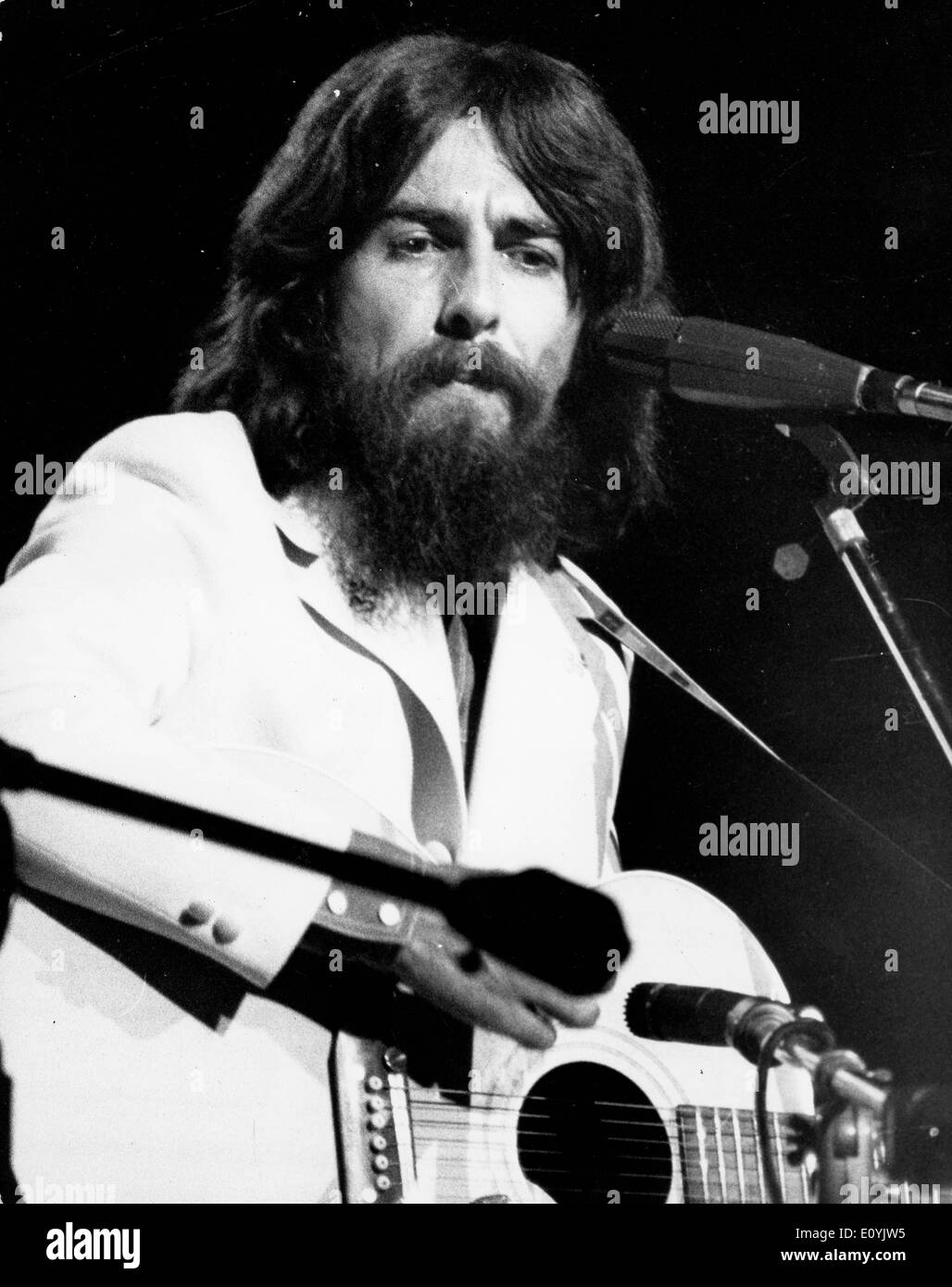 Le guitariste des Beatles George Harrison se produit en concert Photo Stock  - Alamy