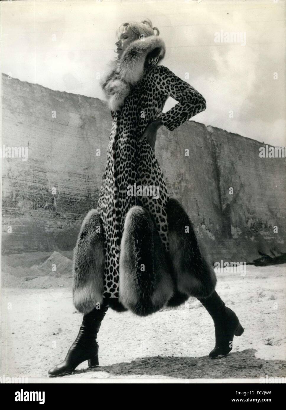 Juillet 25, 1970 - André Sauzaie Panther Abyssin garni de fourrure de renard manteau Banque D'Images