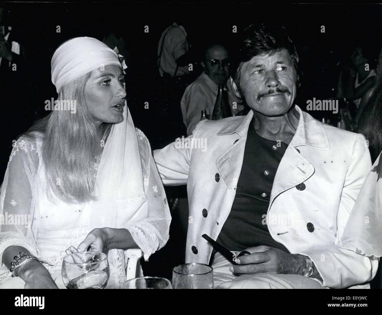 Juillet 27, 1970 - Charles Bronson et épouse, Jill Ireland, à un Cocktail Banque D'Images