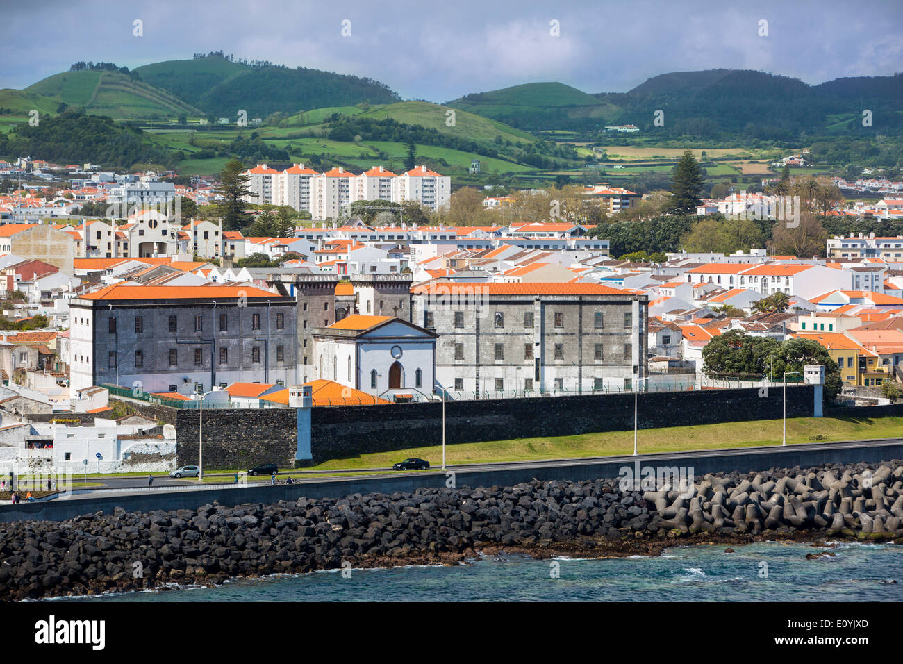 La prison et la ville de Ponta Delgada sur l'île de São Miguel, Açores, Portugal Banque D'Images