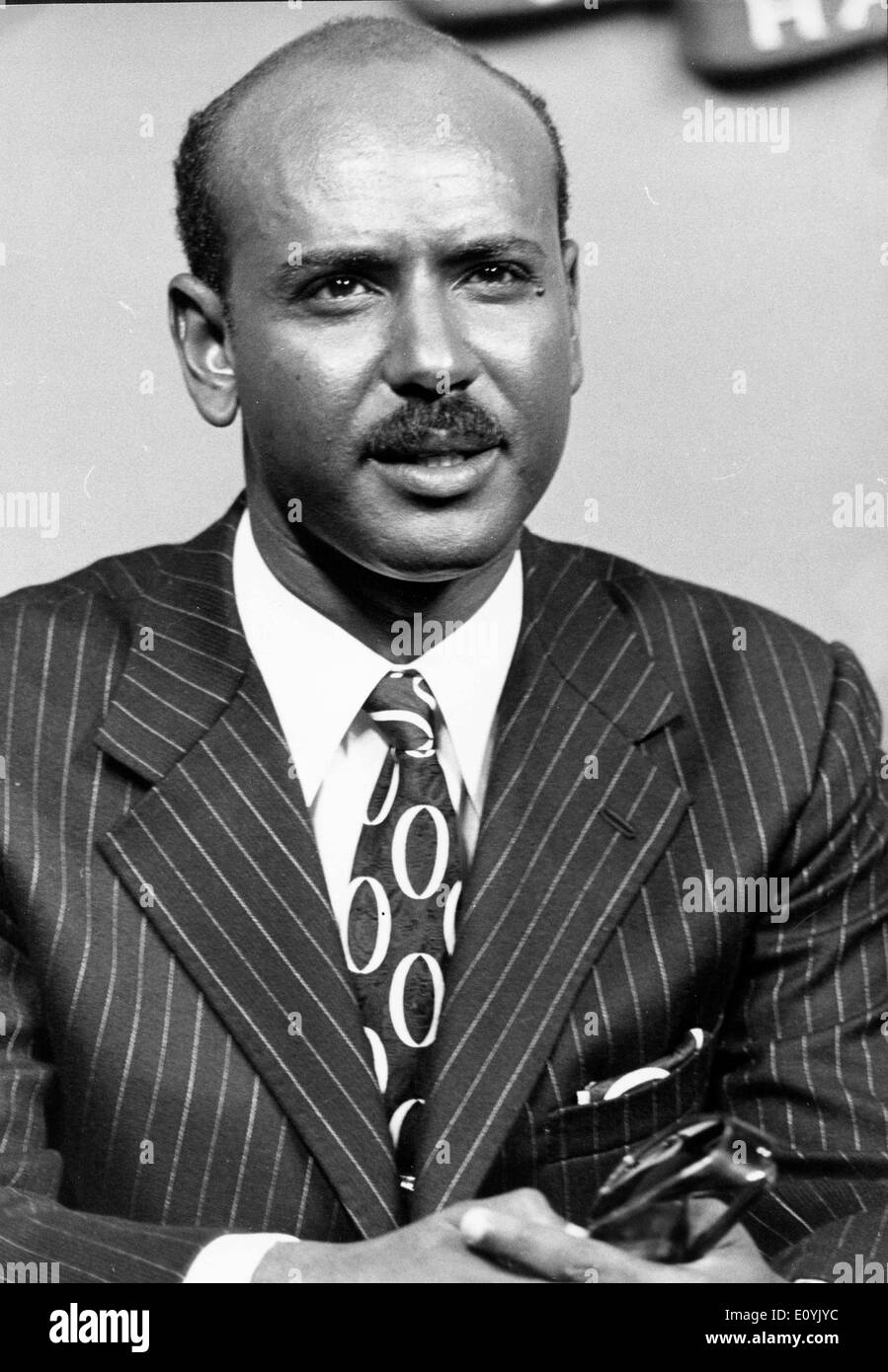 Août 04, 1970, Mogadiscio, Somalie ; le Colonel ISMAEL ALI ABOKAR, Vice-Président de République Démocratique de Somalie est né à Erigabo en 1938. Il a fait ses études à l'École de Cheikh et Sandhurst. Abokar a été mise en service en 1961 et en 1969, il devint membre du Conseil révolutionnaire suprême. En 1970, il a été secrétaire d'État à l'information et de l'orientation nationale, et vice-président en 1971. Banque D'Images