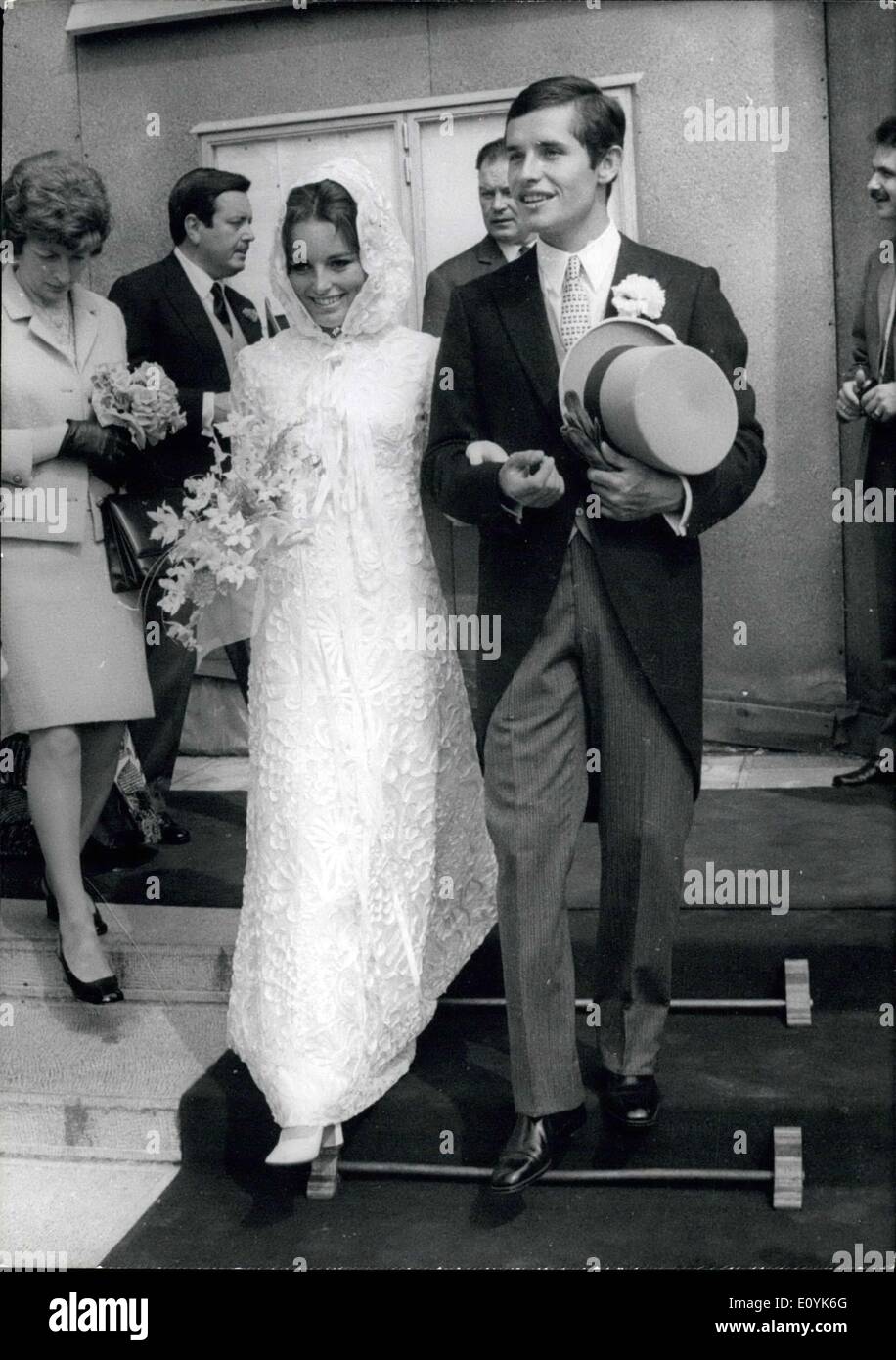 06 août 1970 - Jacky Ickx se marie à Bruxelles Jacky Ickx, l'ace belge, épouse Catherine Blaton, une jeune fille belge de Bruxelles. Jacky est 25. OPS : Les mariés après la cérémonie à l'église. Banque D'Images
