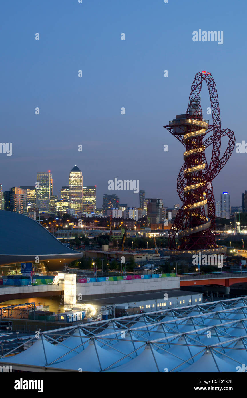 Royaume-uni, Angleterre, Londres, Canary Wharf et de l'Orbite crépuscule Banque D'Images