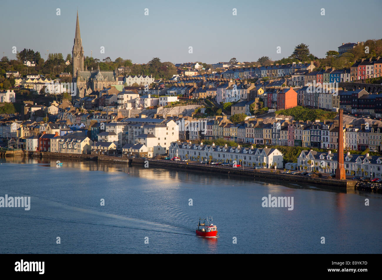 Bateau de pêche dirigée sur la mer à l'aube, Cobh, dans le comté de Cork, Irlande Banque D'Images