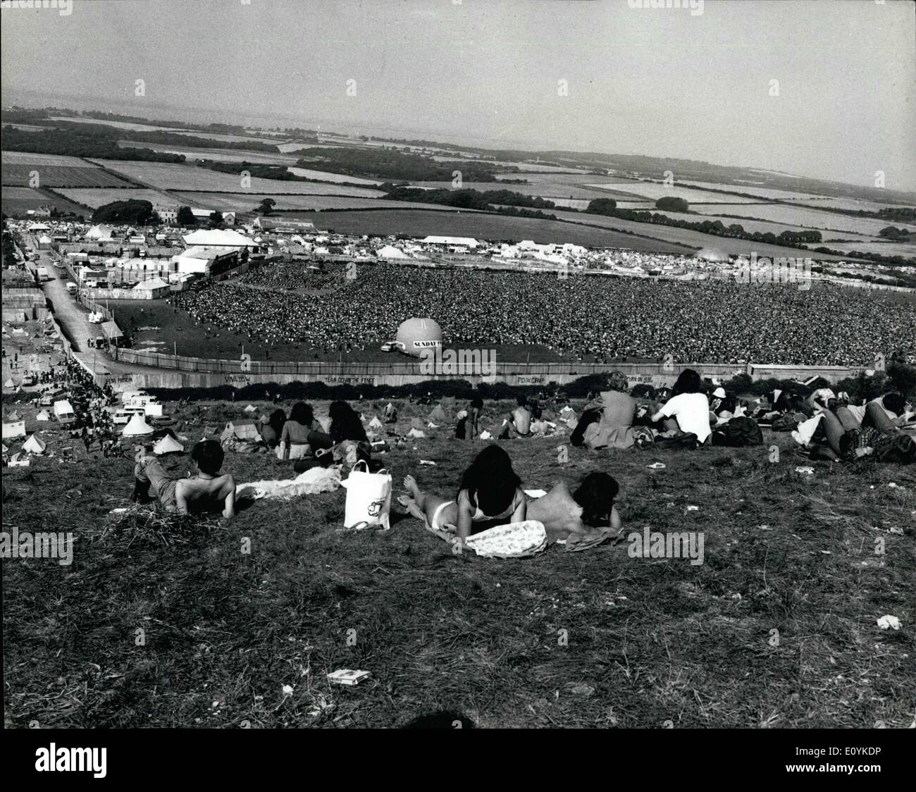08 août, 1970 - Plus de 100 000 fans ont assisté à l'île de Wight festival pop : photo montre une vue générale montrant certains des non-payants fans assis sur une crête de haute terre occupent une ''tribune libre'' qu'ils donnent sur les milliers sur le site sur East Afton, près de Freshwater, rassemblés pour l'île de Wight festival pop. Banque D'Images