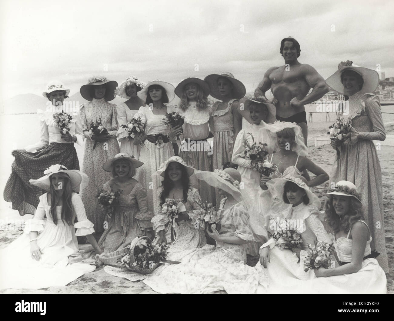 Arnold pose avec les danseuses du Crazy Horse à Cannes Banque D'Images