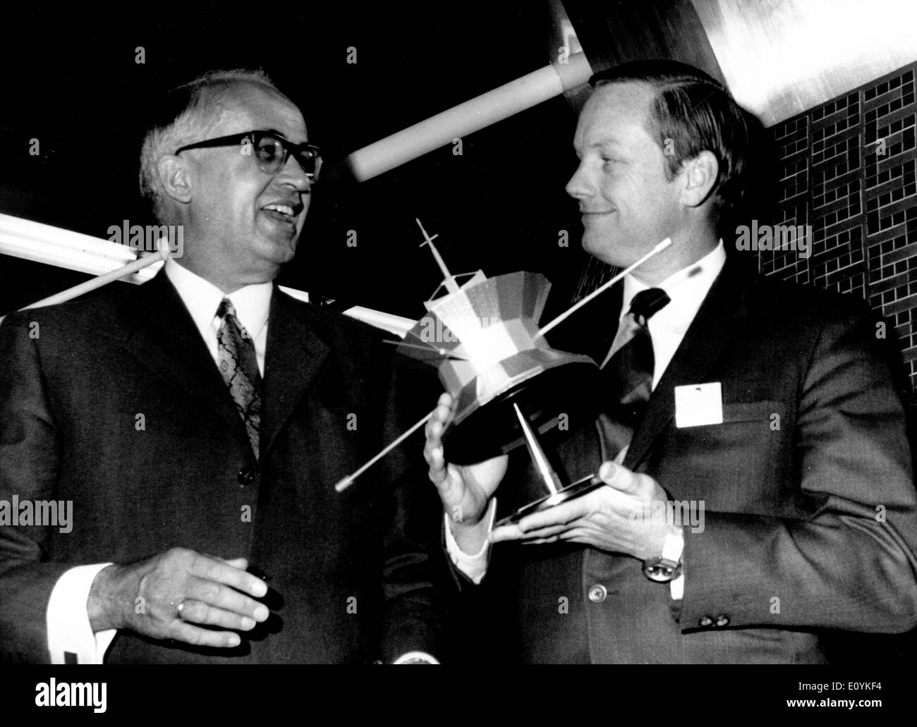 Août 10, 1970, Munich, Allemagne ; le premier homme sur la lune est de visiter Munich à l'heure actuelle. Dans le centre de la recherche spatiale, l'Messerschmidt-Bolkow-Blohm GmbH, près de Munich, il avait lui-même informé de l'état de la technologie de l'espace allemand. La photo montre Neil ARMSTRONG (R) avec le modèle du premier satellite de recherche allemand appelé 'Azur' parler avec DR. BOLKOW. Banque D'Images