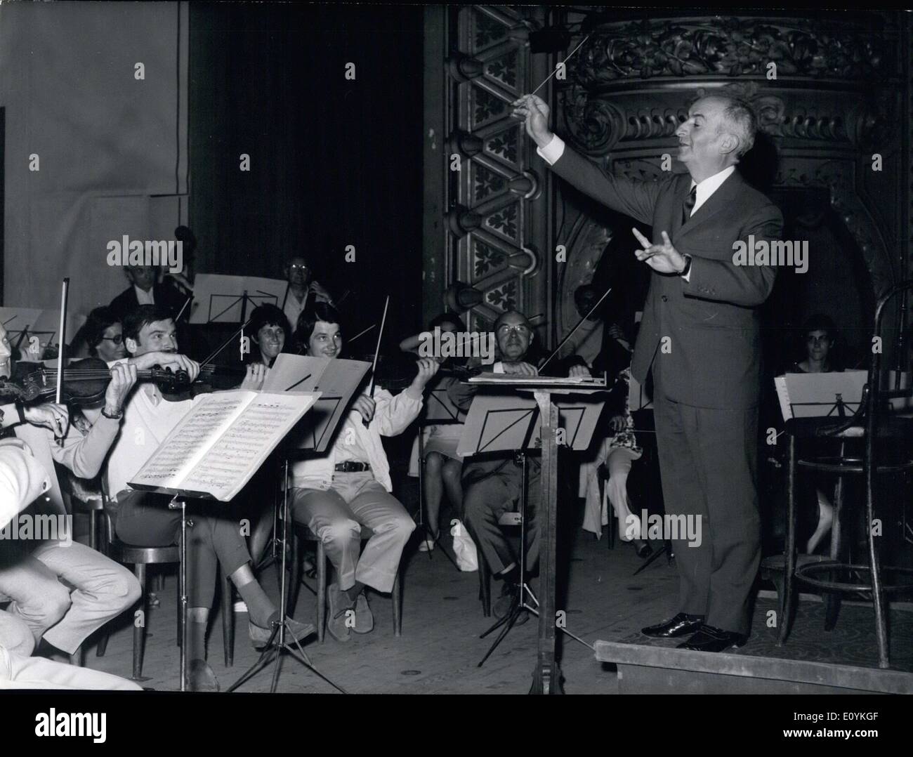 21 août 1970 - Louis de Funes dirige l'orchestre du Casino de Vichy pendant quelques secondes, au grand amusement des musiciens. Banque D'Images