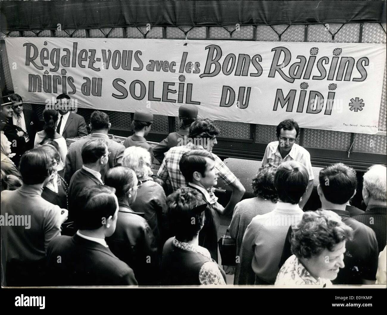 Septembre 03, 1970 - Les Parisiens attendre de raisins à Luxembourg gardens Banque D'Images