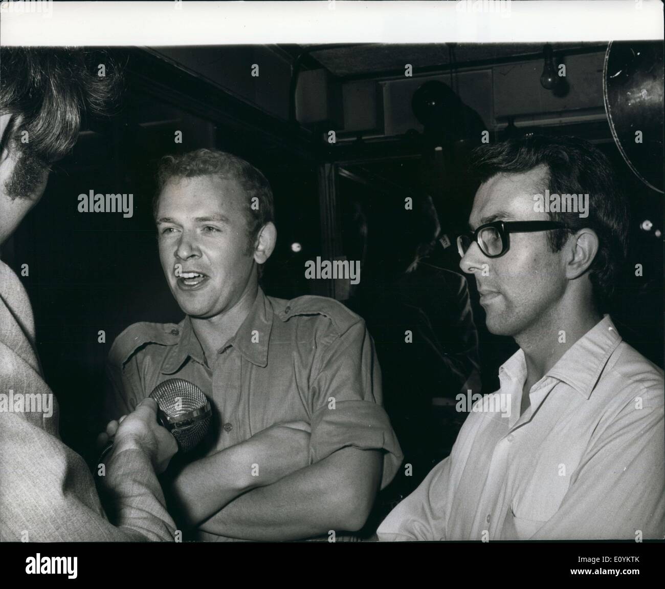 Septembre 09, 1970 - détourner les Britanniques arrivent en toute sécurité home : Les huit Britanniques, accompagnés par six Swiss et deux Allemands, qui ont été sauvés par Jordanian trops après avoir été tenu en otage par des guérilleros palestiniens pendant 16 jours, est arrivé à la maison par avion l'aéroport d'Heathrow la nuit dernière. La photo montre la deuxième officier John Lindsay, 21 ans, d'Ashford, Middlesex (gauche) de la Vc-10 et A.A. détourné Oil Company man Robert Dare, de Cobham, Surrey, sont considérés être interrogés à leur arrivée à l'aéroport de Londres la nuit dernière. Banque D'Images