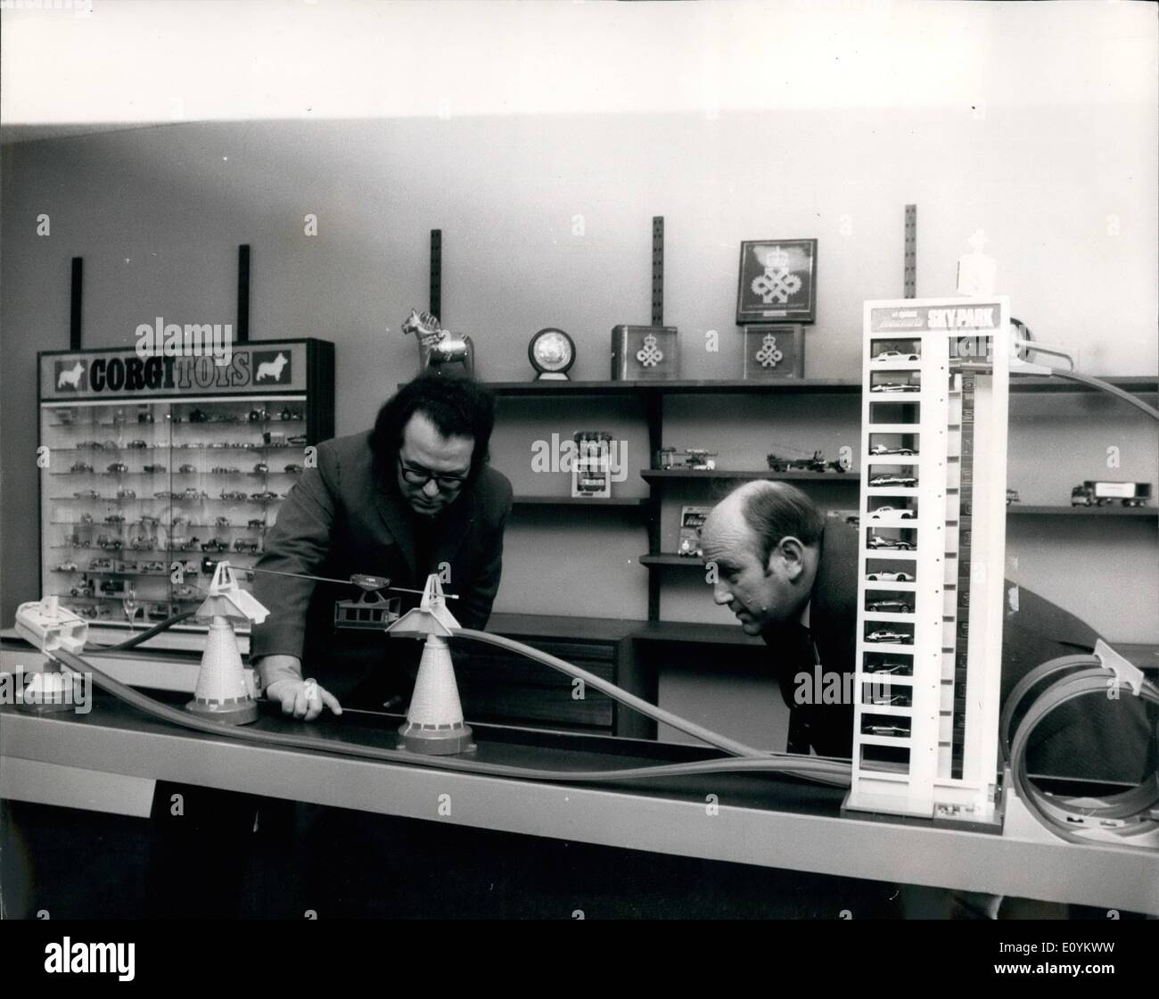 Septembre 09, 1970 - Une nouvelle gamme de jouets britanniques qui sera en vente ce Noël à venir : il y aura beaucoup de nouveaux jouets des usines de jouets en vente pour les enfants dans les boutiques ce Noël à venir. La photo montre l'un de la nouvelle gamme de jouets est ce skypark Tower. Garage qui dispose d'un ascenseur électrique (alimenté par trois batteries) qui collecte et dépôts location à n'importe quel niveau, accepte des voitures venant de la voie au niveau du sol et les positionne en haut de l'immeuble prête pour utilisation hors gravité automatiquement tous les Banque D'Images