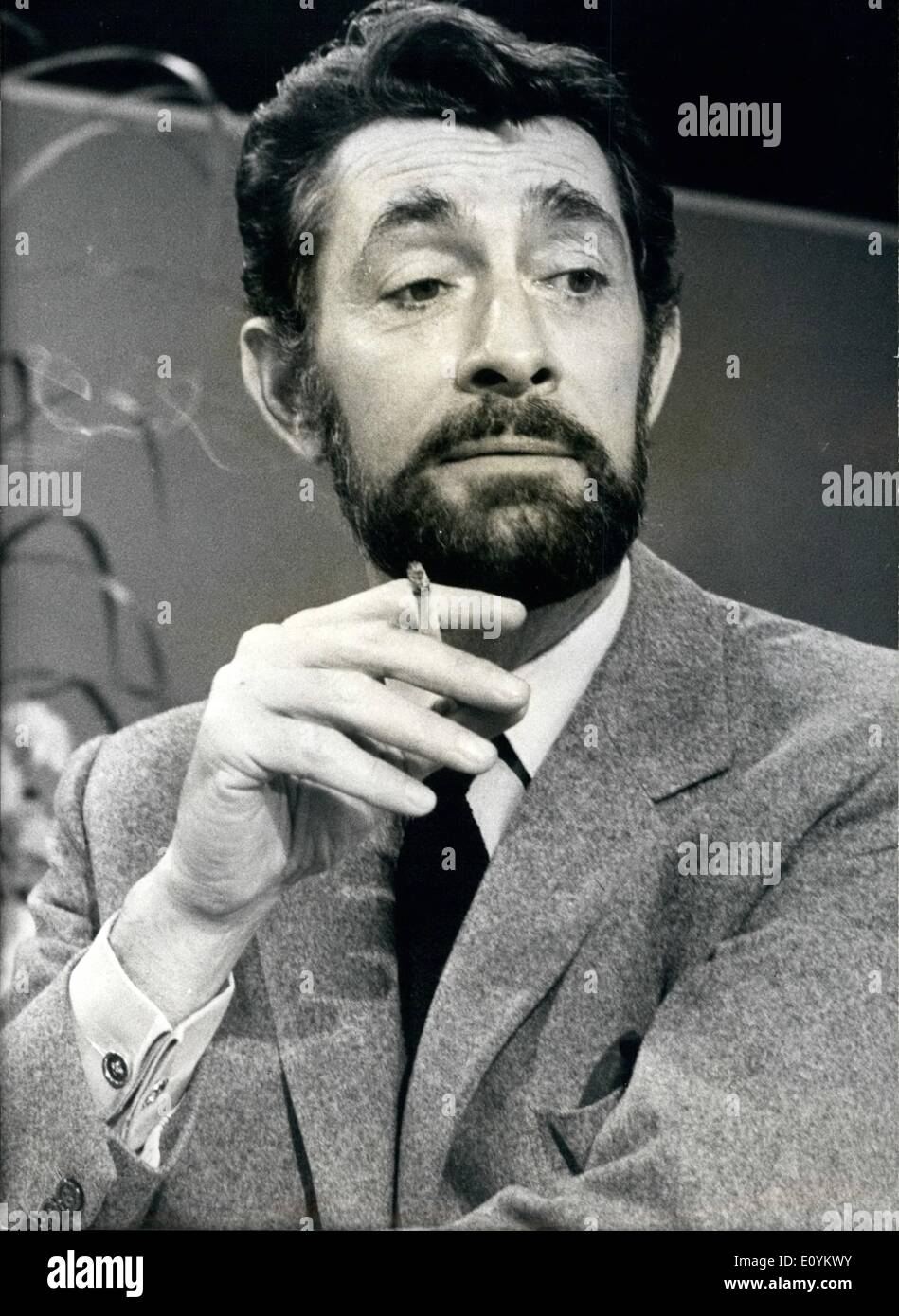 Septembre 09, 1970 - Jean Claude Pascal, avec une barbe cela lui va bien :  la barbe, dont Jean Claude Pascal, le célèbre film-acteur et chanteur, n'a  cessé de croître depuis un