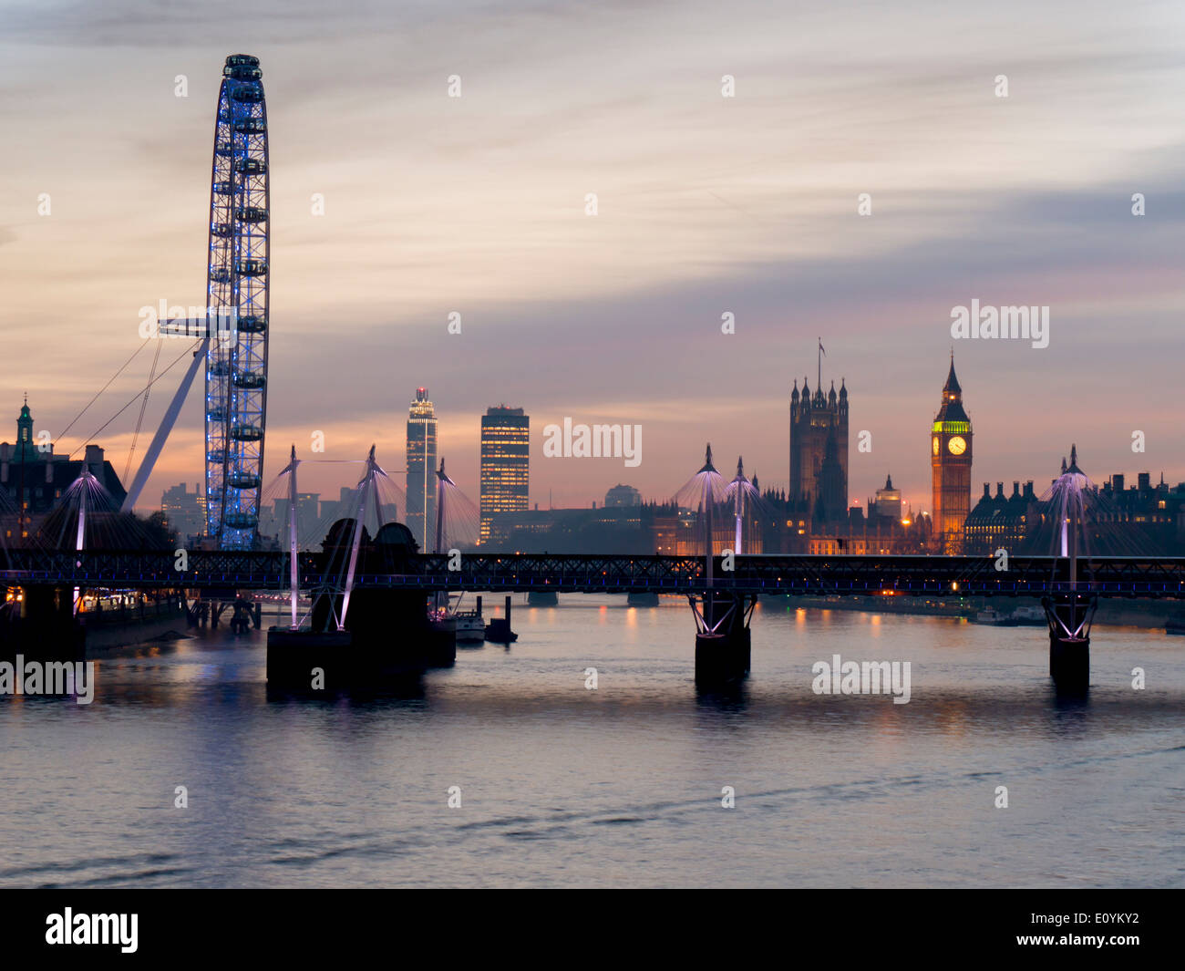 Royaume-uni, Angleterre, Londres, Millenium Wheel BB skyline sunset Banque D'Images