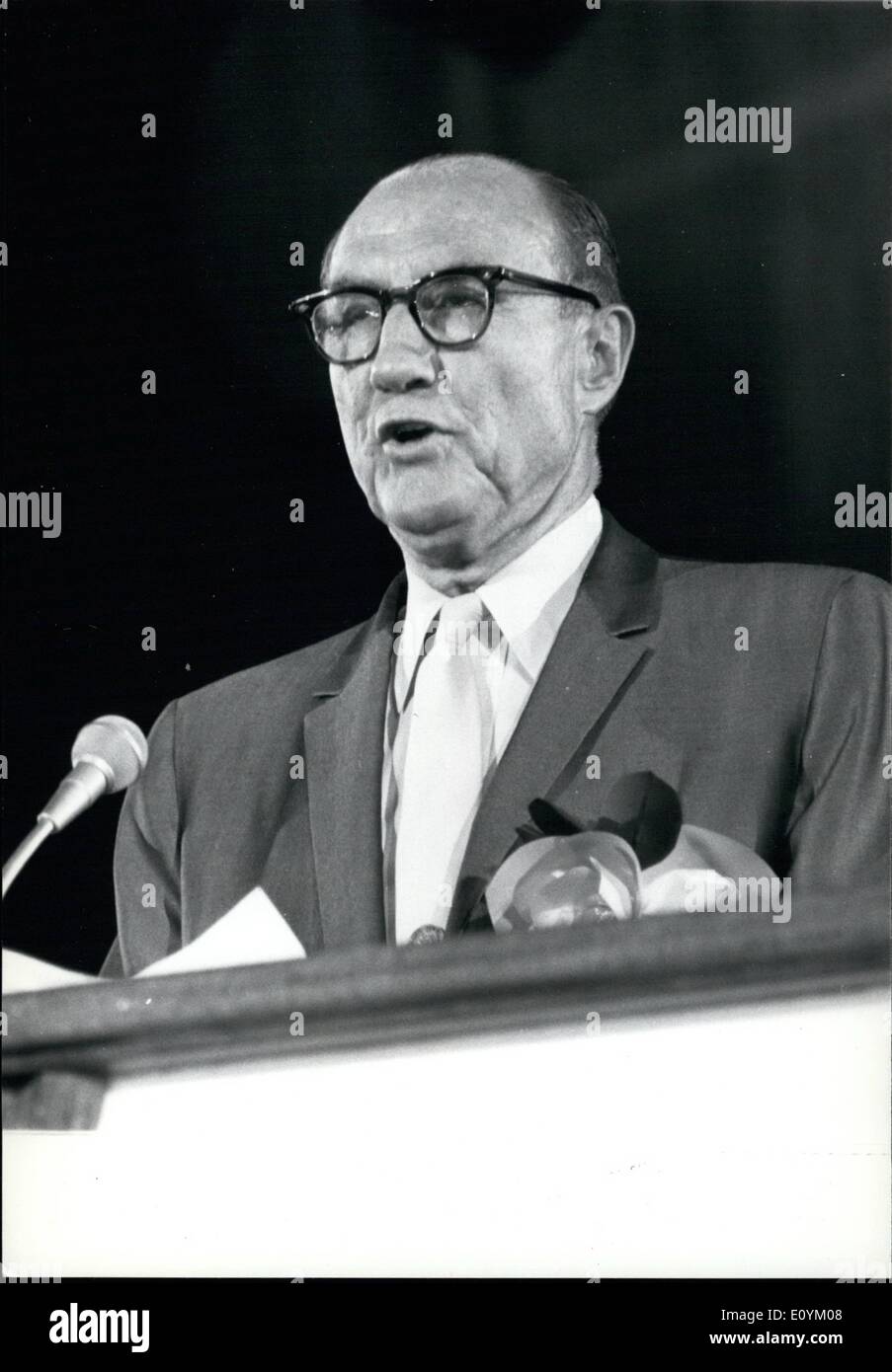 Septembre 09, 1970 - Ligue Anti-Red répondre à Tokyo. : Les délégués de 51 nations du monde libre, sont actuellement la tenue de la 4ème World Anti-Communist League (WACL) congrès à l'Budokan Hall de Tokyo. Parmi les haut-parleurs est Juanita Castro, soeur de la leader cubain Fidel Cstro qui elle a dénoncé dans un discours, comme une marionnette communiste qui a asservi l'ensemble de la population de Cuba dans sa quête de pouvoir. Un autre a noté le président américain est le sénateur Strom Thurmond. Photo montre U.S Banque D'Images