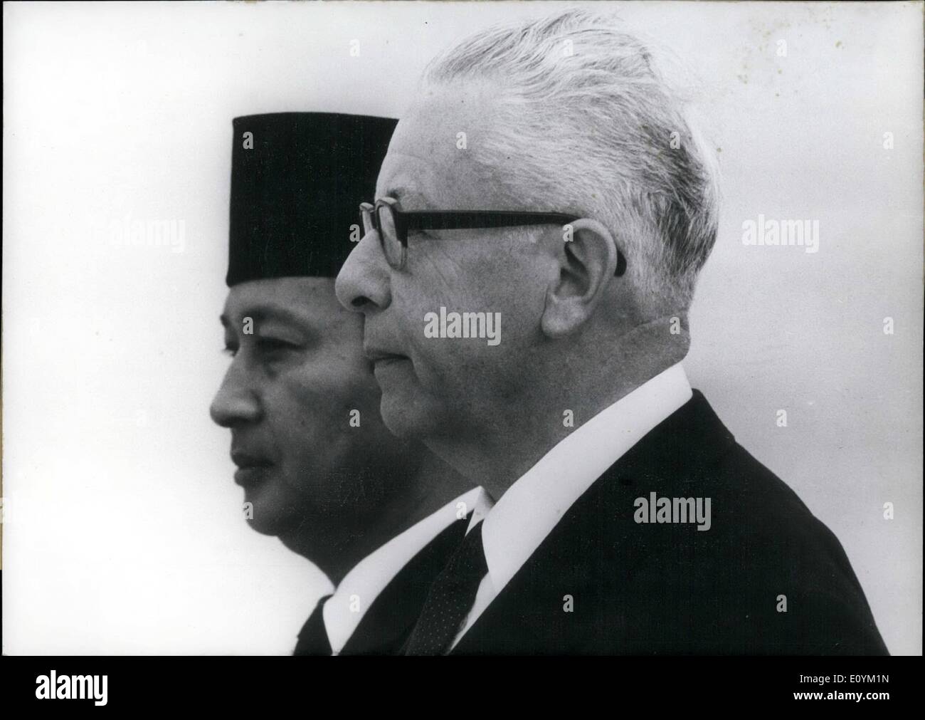 Septembre 09, 1970 - L'État indonésien Suharto, Président de la République fédérale d'Allemagne : pour une visite de trois jours, le 4 septembre 1970, le général Suharto, Président de la République d'Indonésie, est arrivé à Bonn Suharto, accompagné de son épouse et d'une importante délégation, est venue de la France, où sa visite a produit un grand nombre de manifestations. Dans la capitale de la République d'Allemagne Fedreal au cours de la première journée de la visite de l'Indonesian réduite aucune protestation-action avait eu lieu. Photo montre Banque D'Images