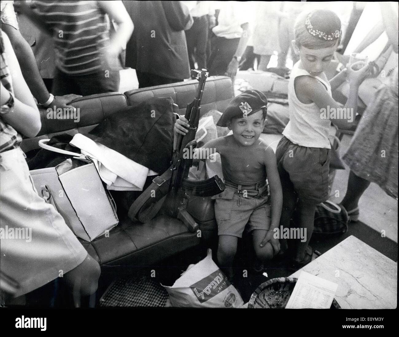 Septembre 09, 1970 - les avions détournés explosé : Femmes et enfants passager de l'avion détourné par trois commandos palestiniens ont été libérés de leurs prisons "désert" à l'Aérodrome de révolution, Jordan,le samedi, et poussés à Amman. Quelques minutes après leur libération, les trois avions ont été dynamités. Les guérilleros retenus 40 hommes en otages. Photo montre ce jeune garçon américain, à l'abri de la TWA détourné Boieng - semble assez heureuse dans Amman comme il a joué avec l'un des guérilleros mitrailleuses. avant de repartir. Banque D'Images