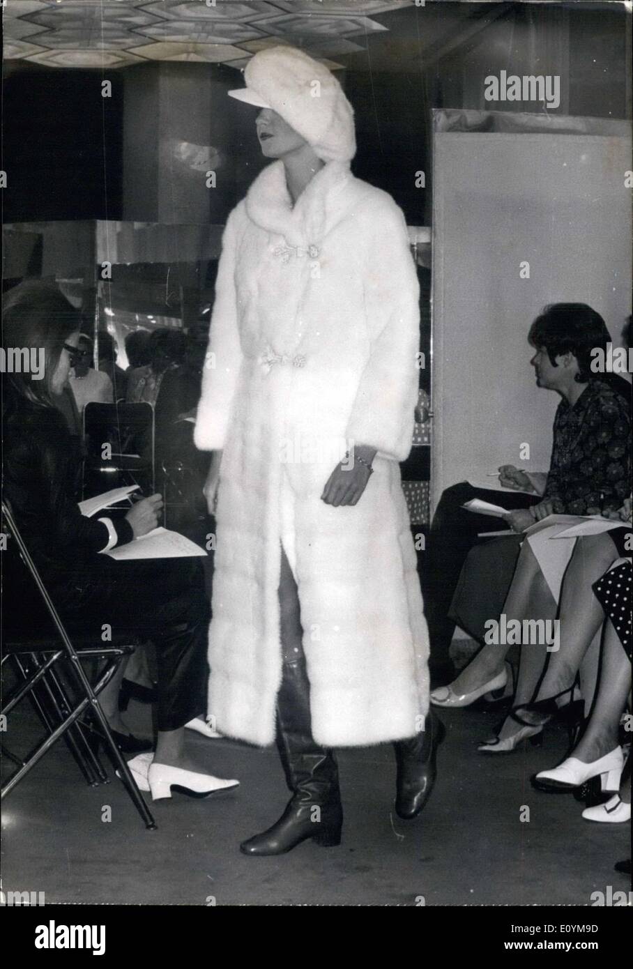 Septembre 23, 1970 - Model Wearing White Coat par Revillon Banque D'Images