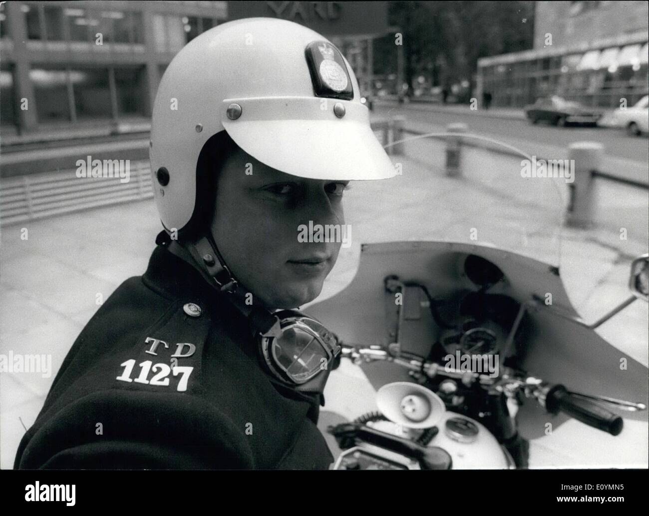 10 octobre 1970 - La Police de Londres les motocyclistes afin d'obtenir un  nouveau casque de style de police de Londres : les motocyclistes sont  d'obtenir un nouveau style d'un casque qui