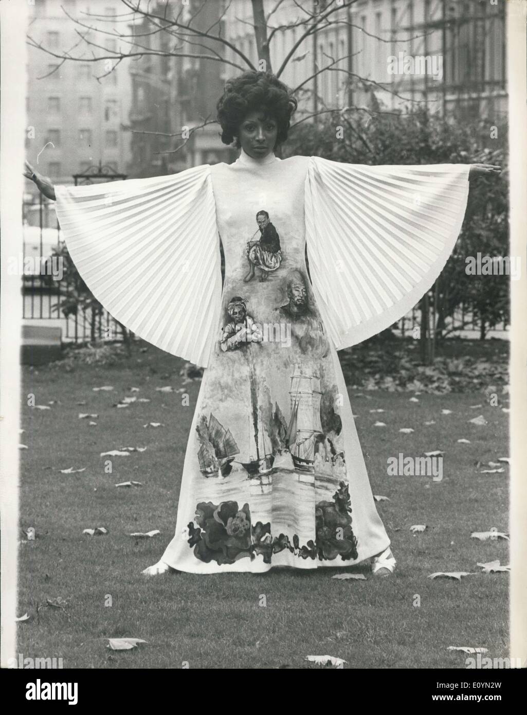 Le 10 novembre 1970 - Fashion Show à Londres : Exquisite Knitwear Ltd., et Tricot-France S.A., toutes deux filiales de Courtauld Ltd., amd grands fabricants de tissus de Jersey, a déclaré aujourd'hui un défilé de mode mixte à Celanese, Maison Hanove - Square, de présenter leurs gammes d'automne 1971. Modèle photo montre l'Enid porte 'Croisière Méditerranée" - en Tricel jersey double imprimé de tissu robe de soirée. Banque D'Images