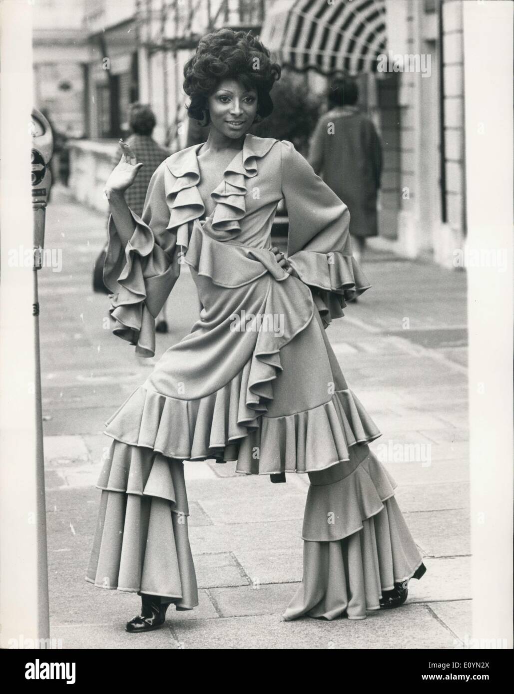 Le 10 novembre 1970 - Fashion Show à Londres : Exquisite Knitwear Ltd., et Tricot-France S.A., toutes deux filiales de Courtauld Ltd., amd grands fabricants de tissus de Jersey, a déclaré aujourd'hui un défilé de mode mixte à Celanese, Maison Hanove - Square, de présenter leurs gammes d'automne 1971. Modèle photo montre l'Enid porte une robe jamais post-ébouriffé avec un pantalon en jersey double Tricel crêpe. Banque D'Images
