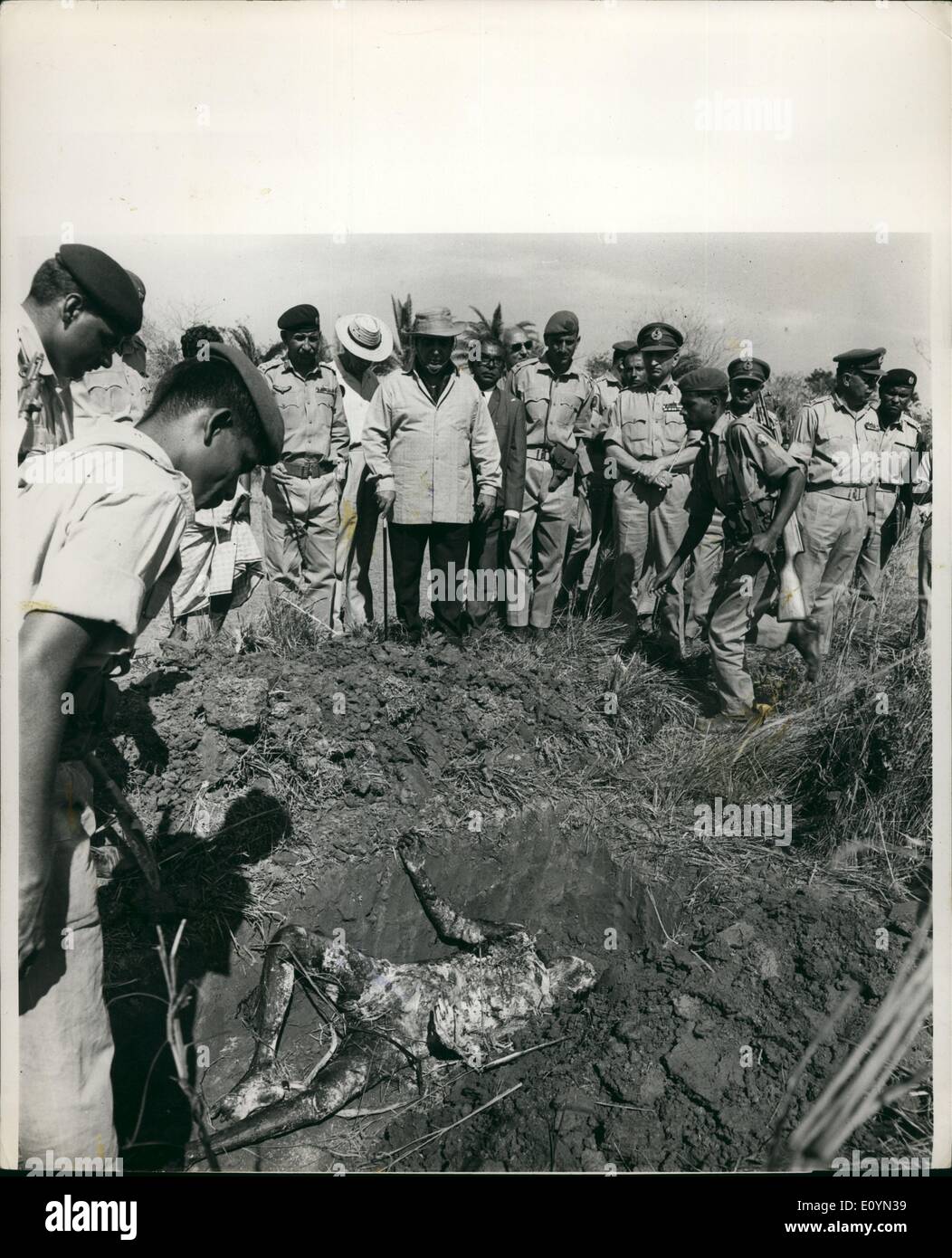 11 novembre 1970 - Après sinistre : Dacca, à l'Est du Pakistan, de l'enterrement d'une victime d'Pakitstan est désastreuse du cyclone et raz de marée est surveillé par l'est le président du Pakistan, Yahya Khan (au centre, avec le bâton) près de Dacca la semaine dernière. Le Presdient a volé dans Dacca le 24 novembre pour superviser l'opération de secours pour sauver les survivants affamés de la catastrophe. Banque D'Images 11 novembre 1970 - Après sinistre : Dacca, à l'Est du Pakistan, de l'enterrement d'une victime d'Pakitstan est désastreuse du cyclone et raz de marée est surveillé par l'est le président du Pakistan, Yahya Khan (au centre, avec le bâton) près de Dacca la semaine dernière. Le Presdient a volé dans Dacca le 24 novembre pour superviser l'opération de secours pour sauver les survivants affamés de la catastrophe. Banque D'Images