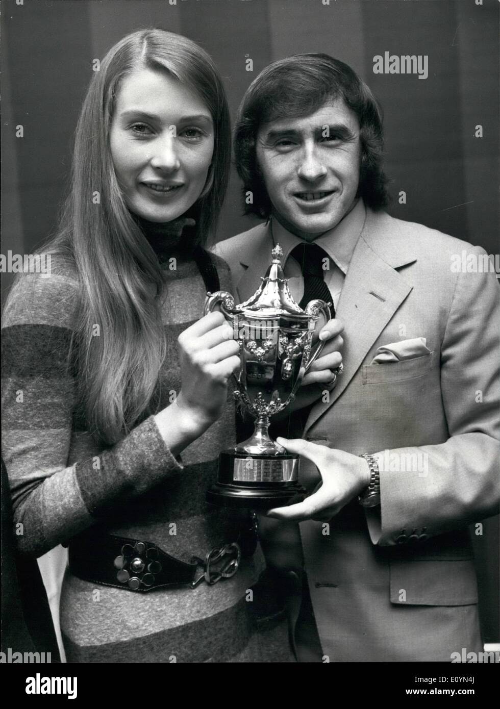 Novembre 11, 1970 - déjeuner annuel pour le numéro un mondial de la pilote de Grand Prix à l'Hôtel Savoy. : Top des pilotes et d'autres personnes liés à la formule 1 étaient présents lors de l'assemblée le déjeuner, parrainé par bougies Champion du Club, à l'Hôtel Savoy, aujourd'hui. Le trophée du champion de cette année , Jochen Rindt, a été décerné à titre posthume à sa femme Nina par pilote de course Jackie Stewart, qui a volé au-dessus des États-Unis pour la présentation en sa qualité de Champion du Monde de l'an dernier Banque D'Images